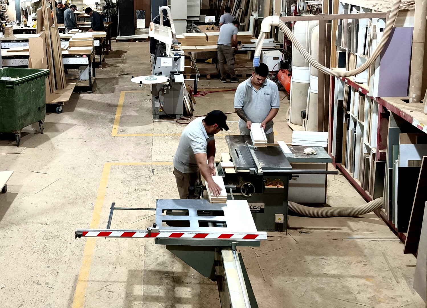 Trabajadores fabrican muebles dentro de la planta de IDEA Amoblamientos, Tucumán.