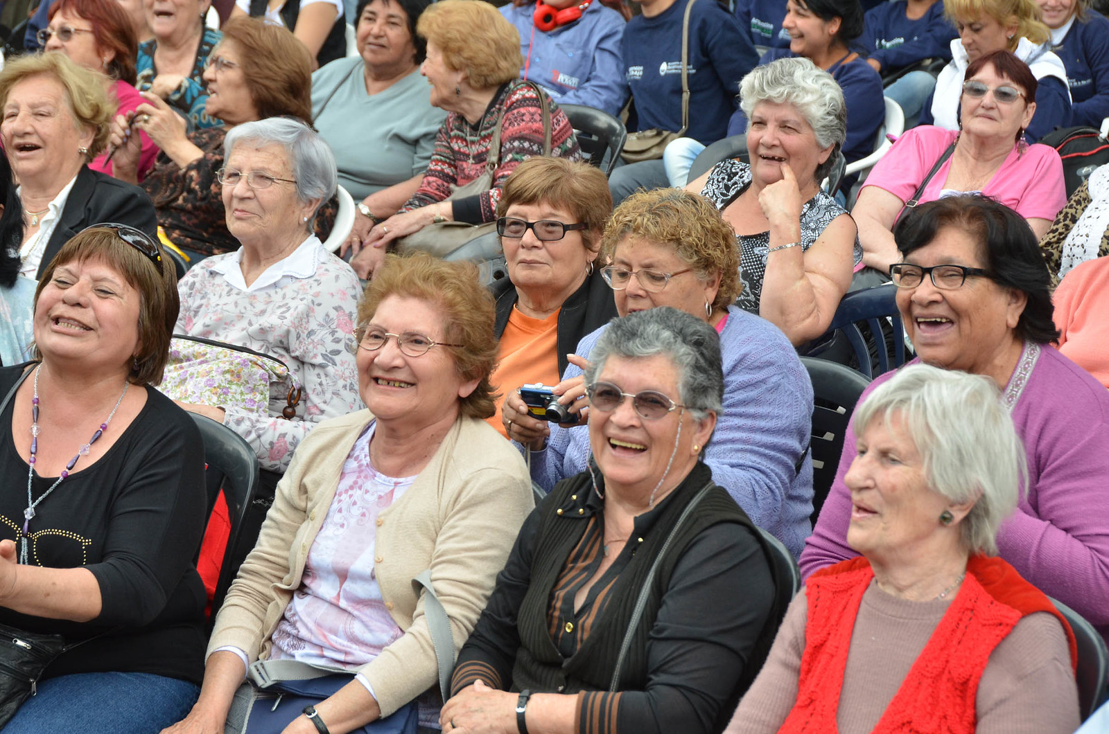 Jubilados sentados durante un encuentro de centros de jubilados de Longchamps, Buenos Aires.